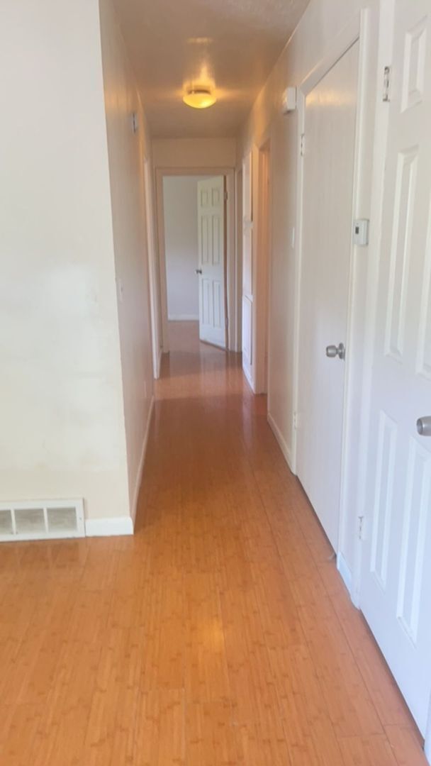 Building Photo - Awesome Bath Provo Home w yard and attache...