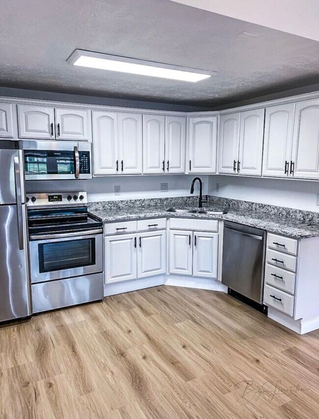 Building Photo - 2 BEDROOM CONDO AVAILABLE FOR RENT!