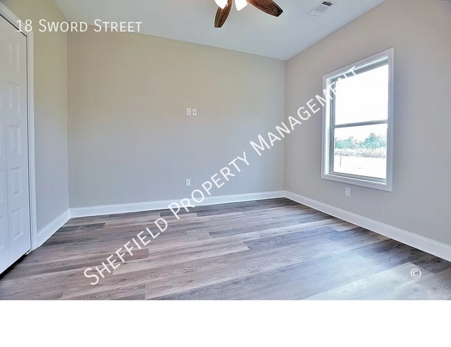 Building Photo - 18 Sword St