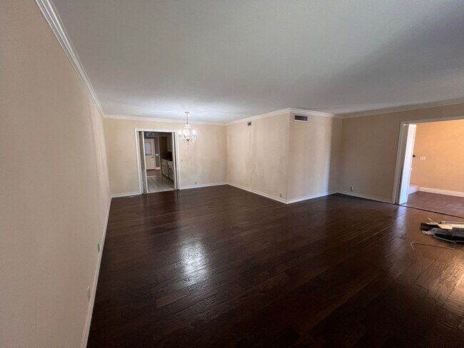 Building Photo - Townhome