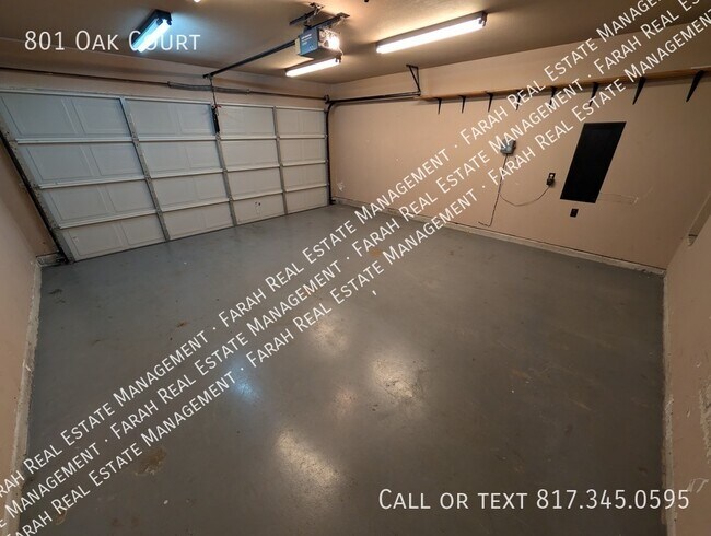 Building Photo - 801 Oak Ct