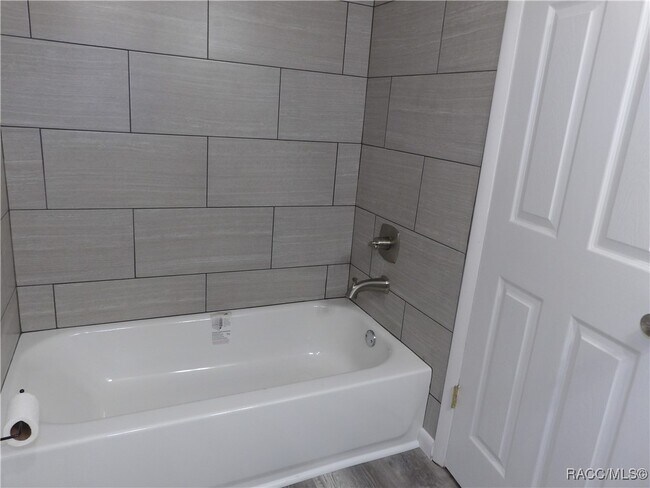 Building Photo - 15 Taft St