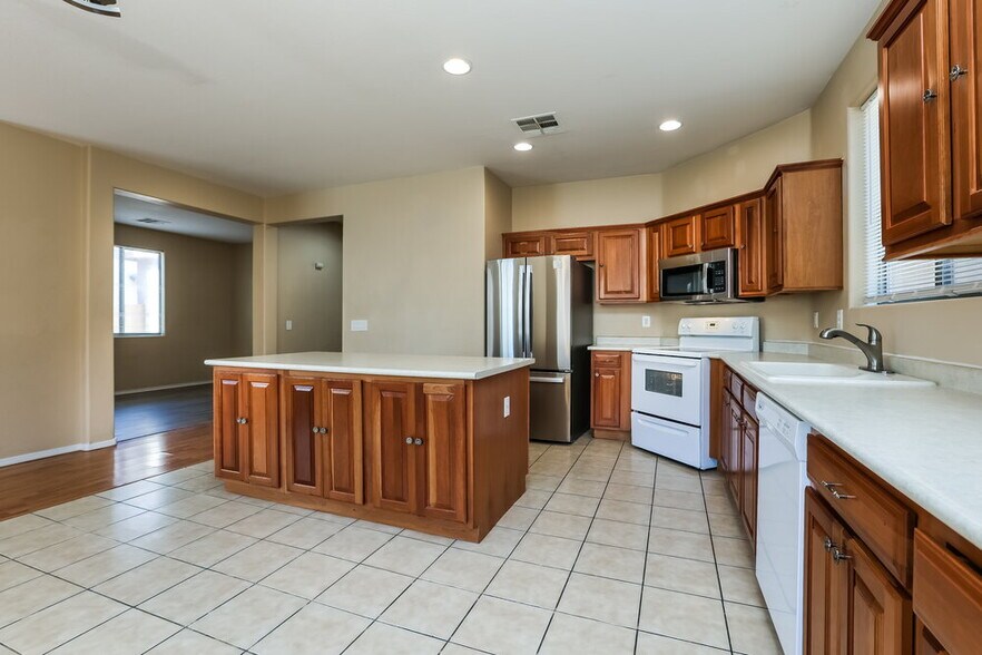 Building Photo - 9383 W Cordes Rd