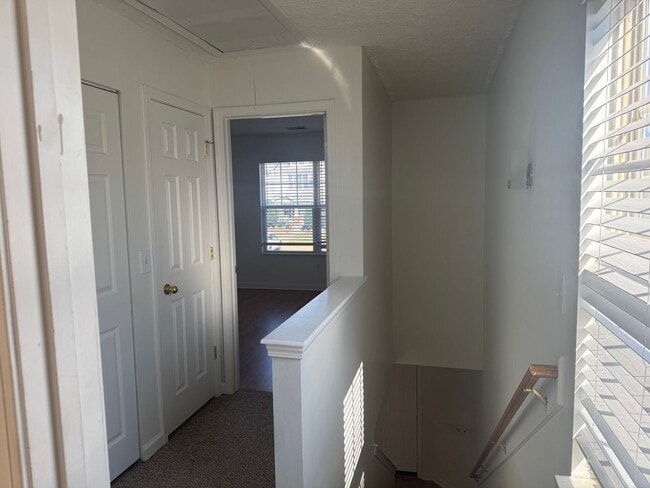 Building Photo - Great 2BR Townhome in Bellevue