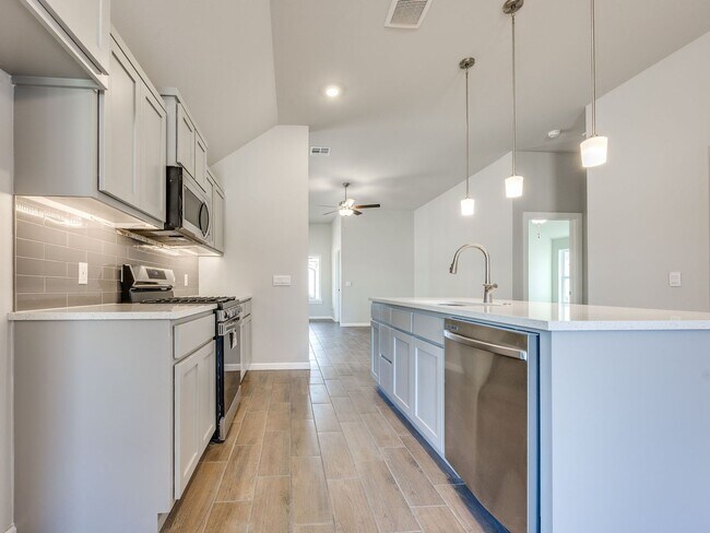 Building Photo - Must See!!