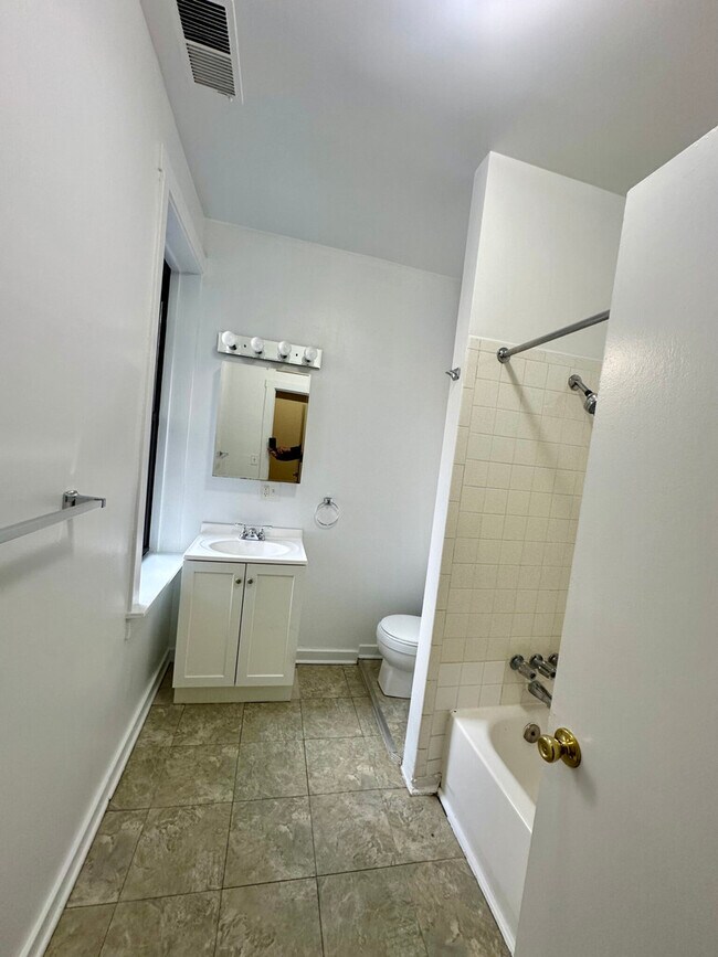 Building Photo - 1008 W Argyle St