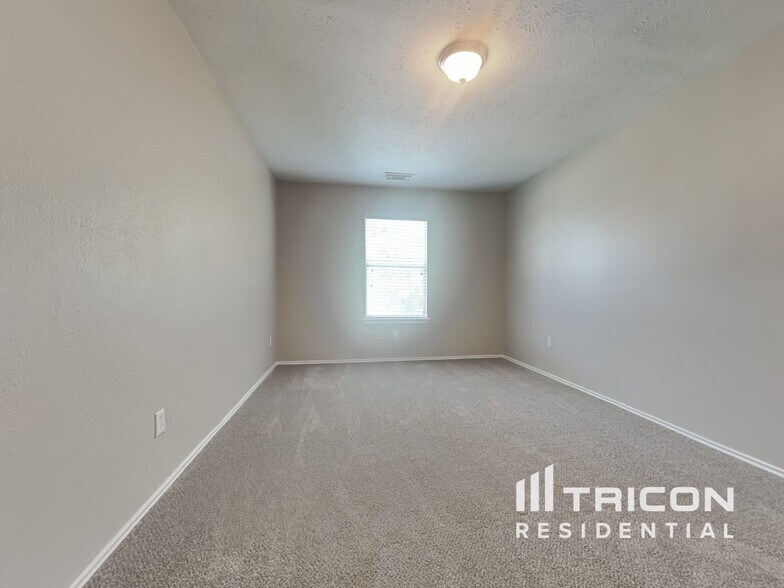 Building Photo - 16783 Fallen Timbers Dr