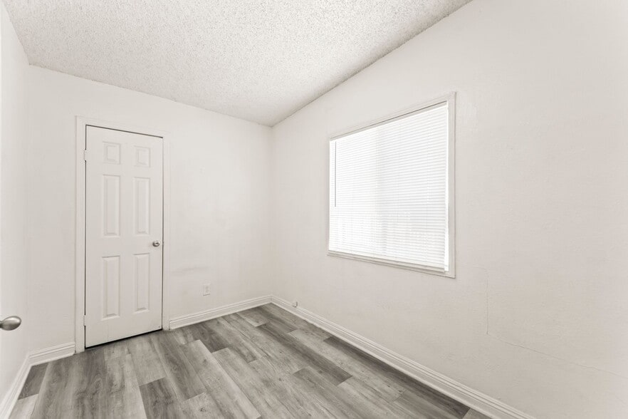 Building Photo - 709 E 108th St