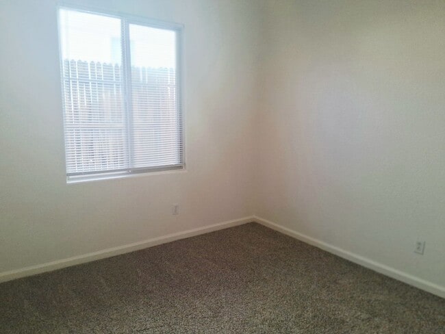 Building Photo - Great 3 Bedroom in Sutro Area