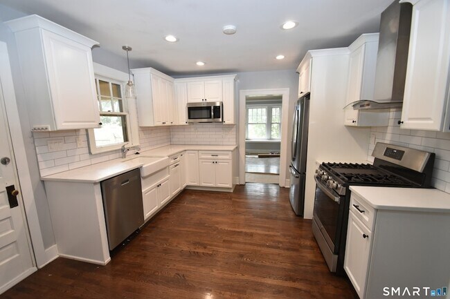 Building Photo - 880 S Quaker Ln