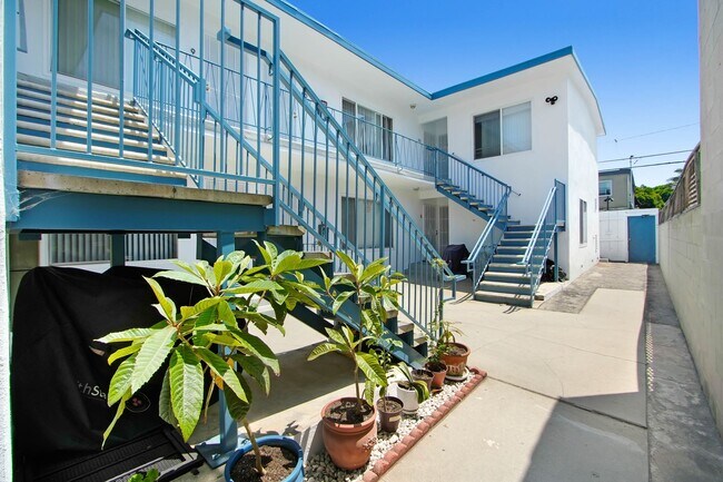 Building Photo - 1010 Pico Blvd in Santa Monica.  Walk to the beach and Main St!