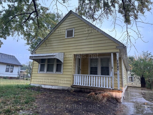 Primary Photo - $1050 - 3 bedroom / 1 bathroom - Single Fa...