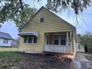 Building Photo - $1050 - 3 bedroom / 1 bathroom - Single Fa...
