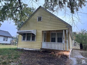 Building Photo - $1050 - 3 bedroom / 1 bathroom - Single Fa...
