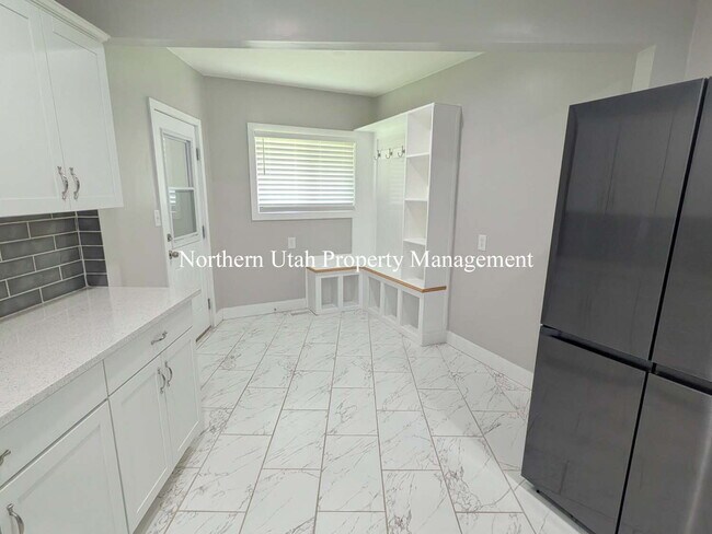 Building Photo - 4 Bed, 3.5 Bath - Amazing Location
