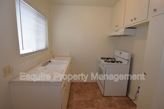 Building Photo - 2050 N Ventura Rd