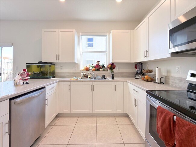 Building Photo - 2636 SE 13th Ct