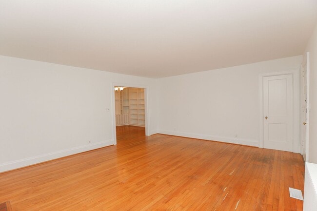Building Photo - Beautiful Lake Home Rental in Norfolk!