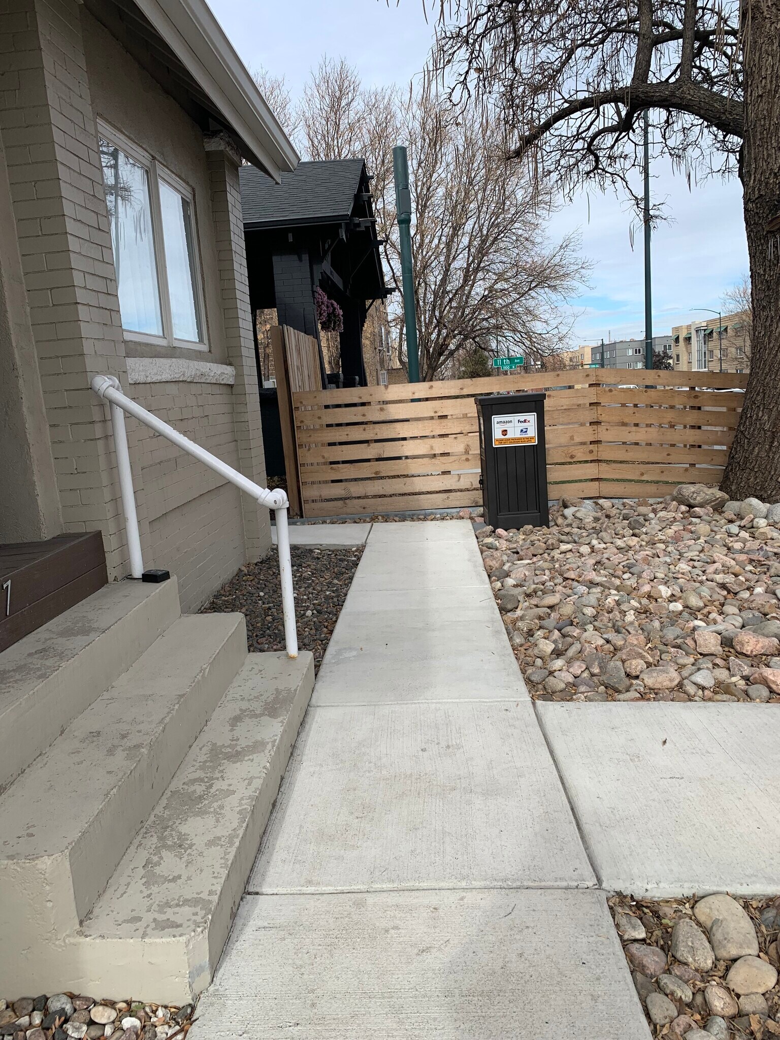 Front area - 1077 Colorado Blvd