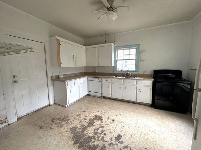 Building Photo - Cute 3 bedroom 1 bath house in historic Bu...