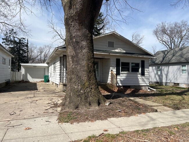 Building Photo - 2 Bedroom, 1 Bath home with 1 car garage