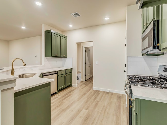 Building Photo - Captivating 3-Bed, 2-Bath Home in Charming...