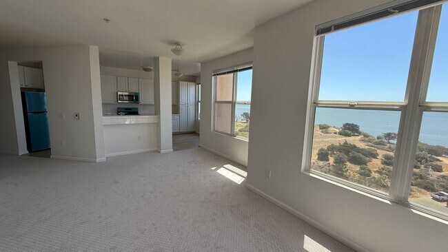 Building Photo - Epic REA - Top floor, Sweeping Views, 3 BR...
