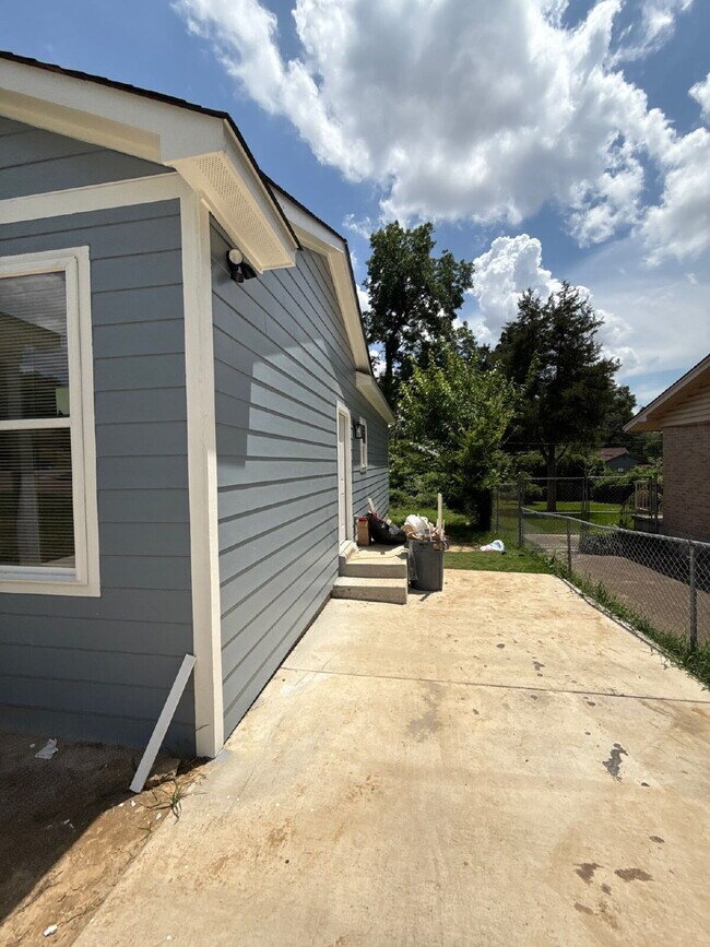 Building Photo - Fully Renovated Spacious 3BR in South Memphis – Section 8 Welcome