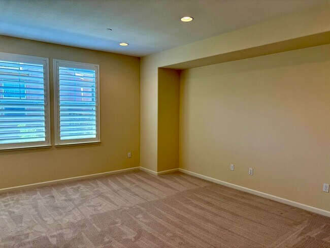 Building Photo - Spacious 4-Bedroom Townhouse