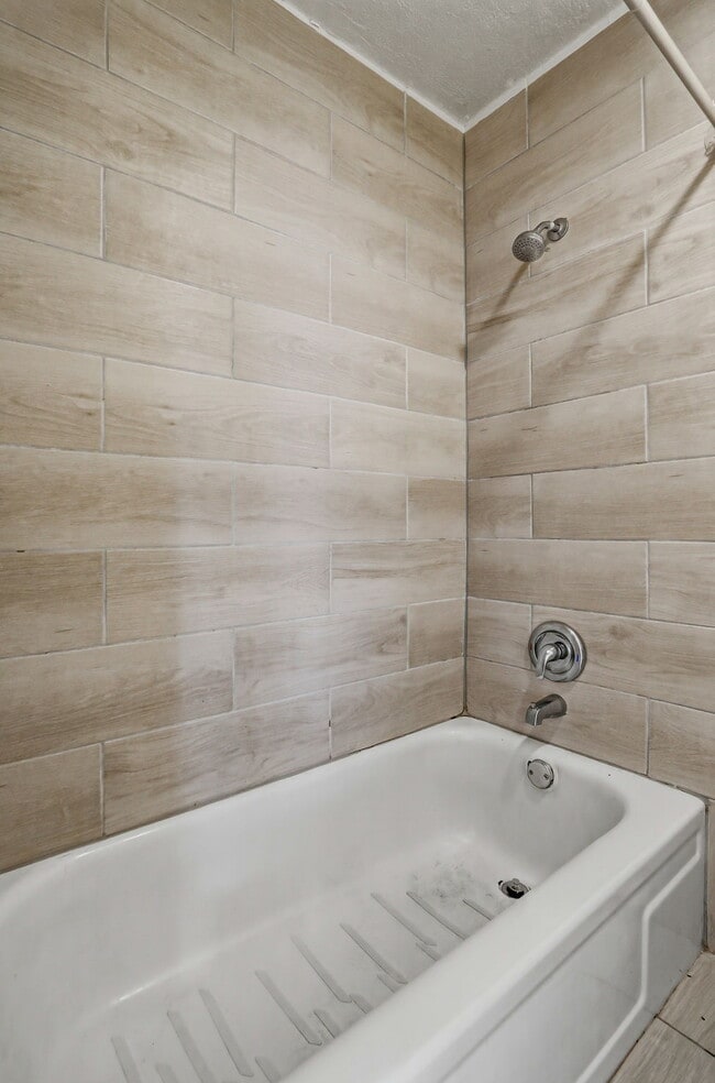 Building Photo - "Charming 3-Bedroom Retreat with 2 Full Baths