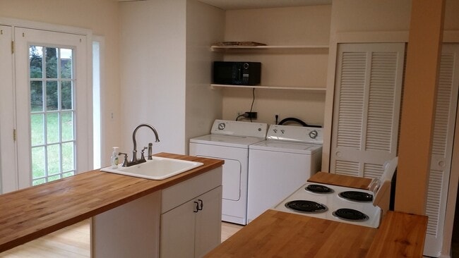 Building Photo - Available Mid August- 3bd, 2ba home with C...