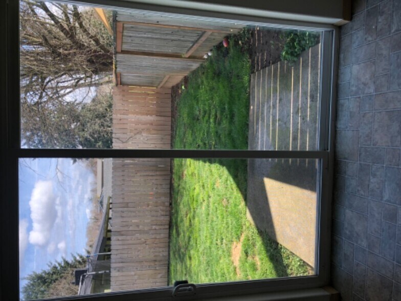 Building Photo - 260 40th Ct