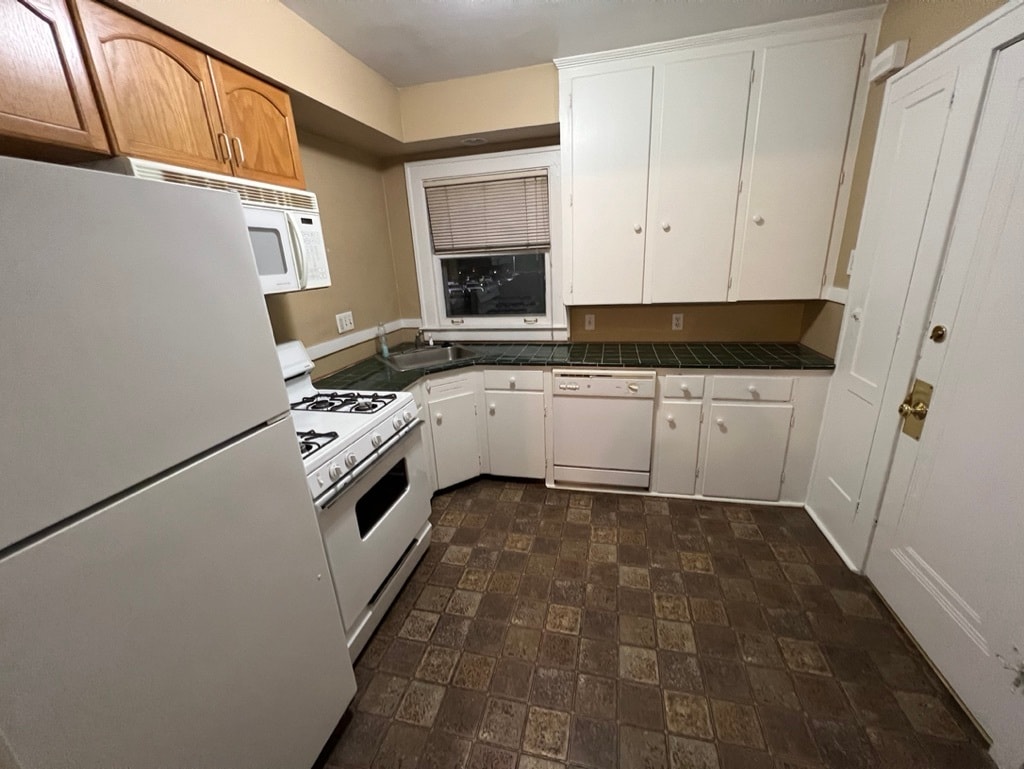 Kitchen storage - 164 Jewell St