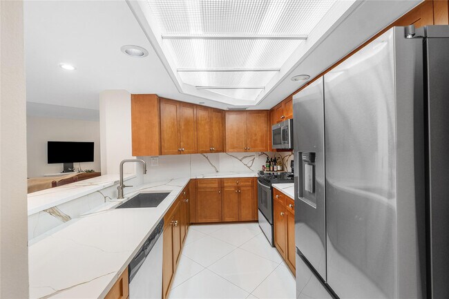 Building Photo - 100 SE 5th Ave