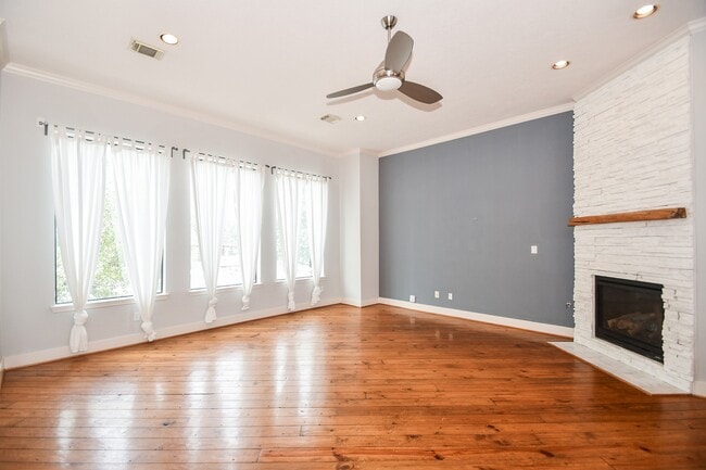 Building Photo - 748 W 16th St