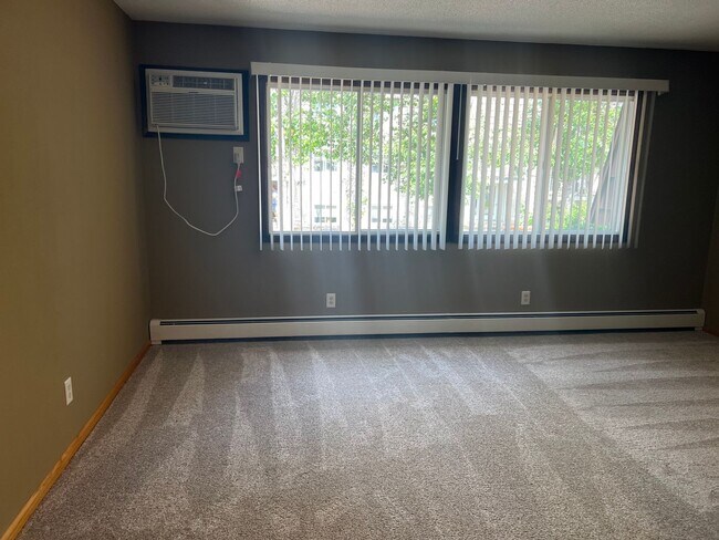 Building Photo - Tudor 3205