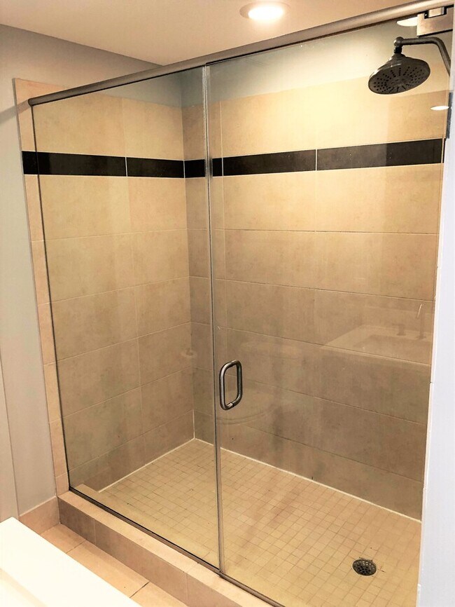 Building Photo - Luxury 2BR Signature Place Condo in Downto...