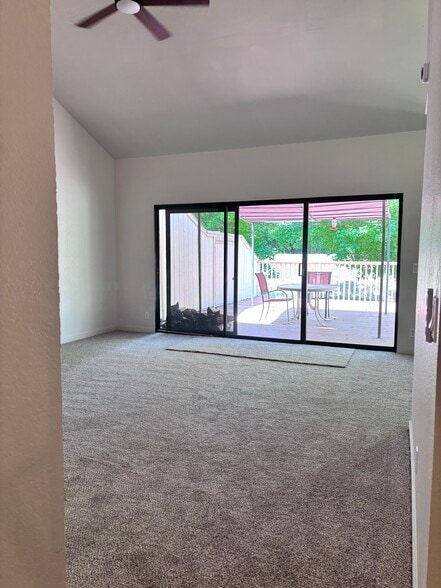Building Photo - 7943 La Riviera Dr