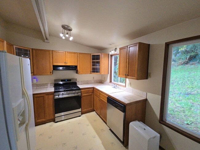 Building Photo - 3BD Sunny Brae home nestled in the Redwoods!