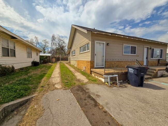 Building Photo - 3 Bed home in Shawnee!