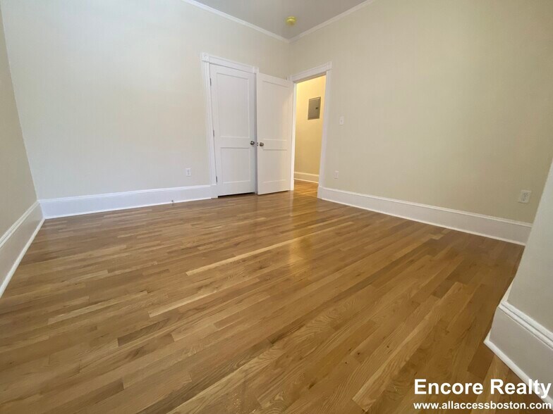 Building Photo - 1595 Beacon St