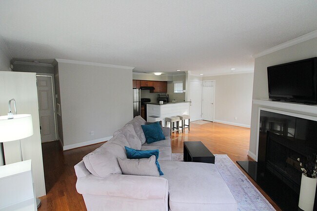 Building Photo - Furnished Elizabeth Condo!