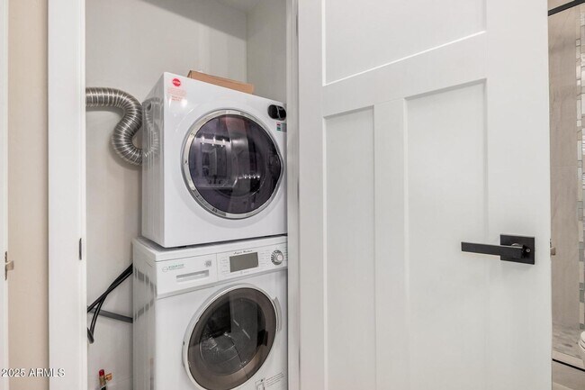 Building Photo - 3331 N 66th Pl