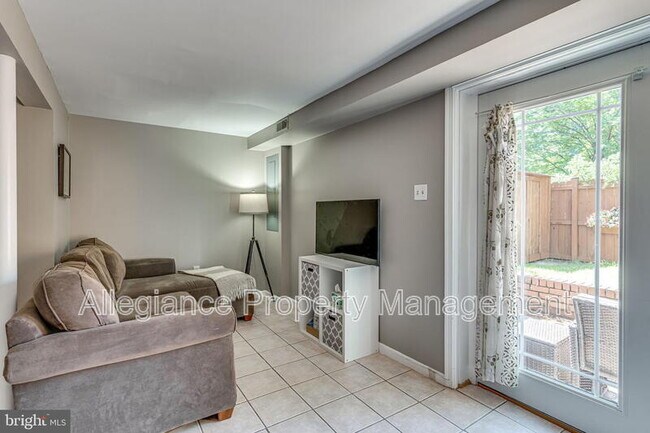 Building Photo - 912 Green St