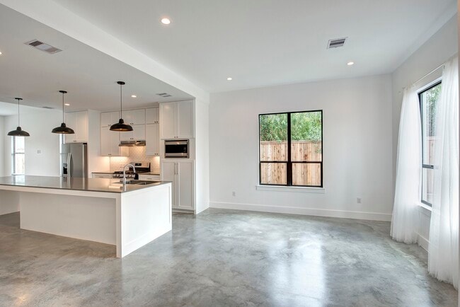 Building Photo - 1733 Airline Dr