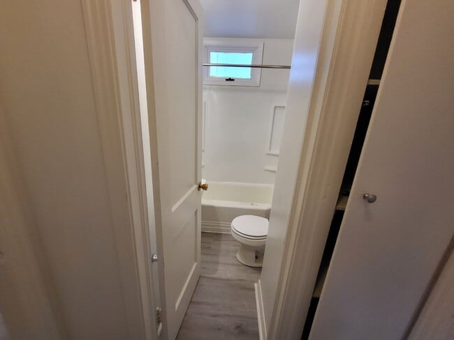 Building Photo - $1250 - 2 Bedroom 1 Bath Apartment - Heart...