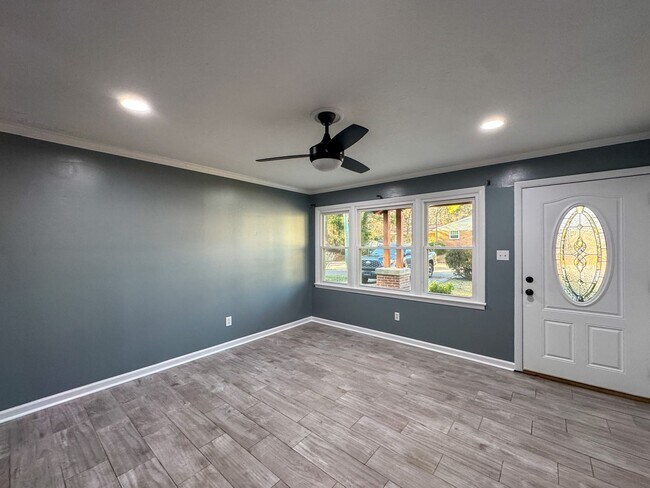 Building Photo - Charming 3 Bed 1.5 Bath Home with Flex Room