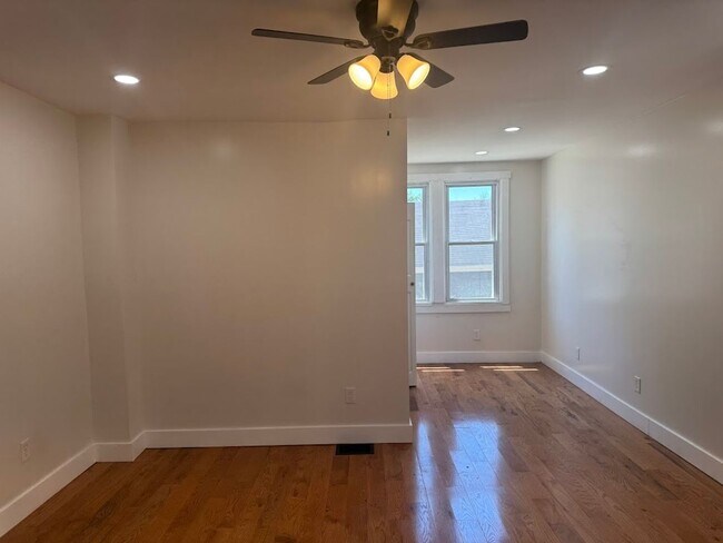 Building Photo - Great 1st Floor Duplex in Squirrel Hill! Available NOW!