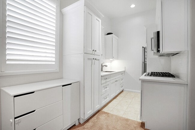 Building Photo - Beautiful executive home in the Eastlake-C...