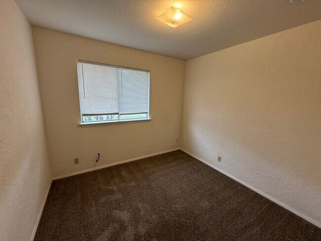 Building Photo - 4-bedroom garage conversion, cute and clea...